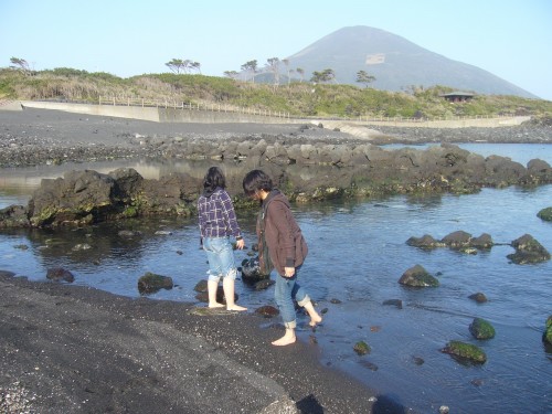 海を見てたら入って見たくなった女性陣
