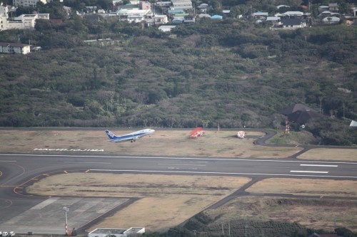 牧場の展望台から空港を見ると、ちょうど離陸の瞬間…!