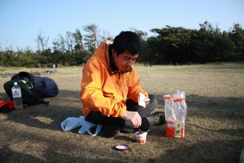 寂しげに朝食を食うトミヤマ
